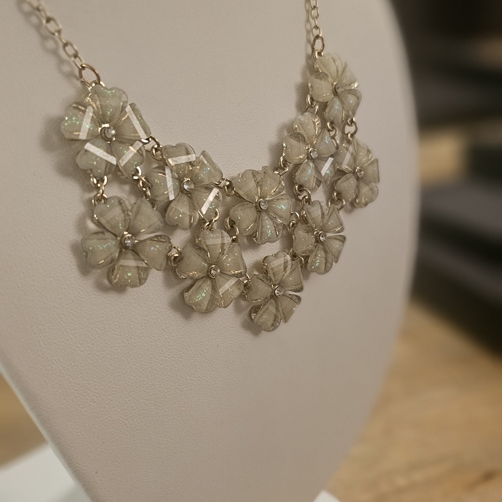 Vintage Signed Flower Necklace. - Picture 6 of 7